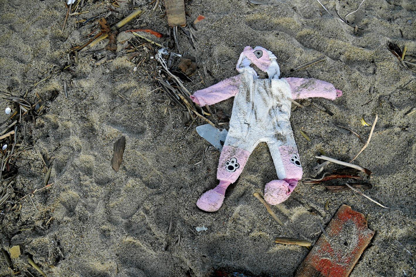 Naufragio migranti, errori e versioni diverse: la guerra sotterranea