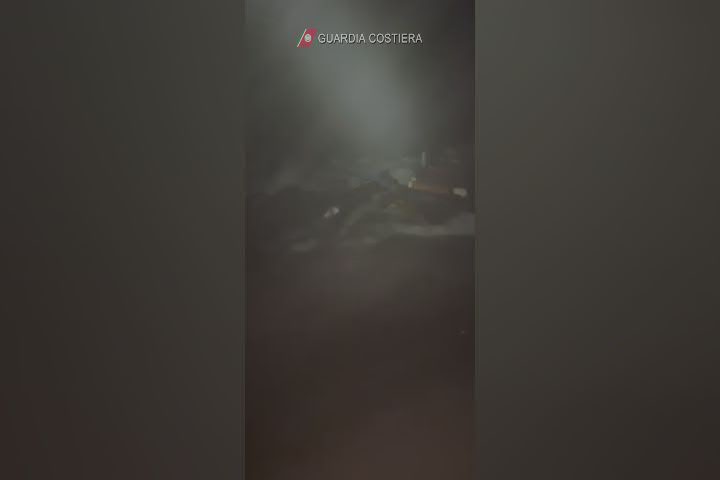 Naufragio migranti nella notte, le immagini del barcone - Video