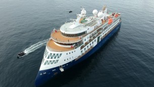 Nave da crociera incagliata in Groenlandia, falliti i tentativi di liberarla