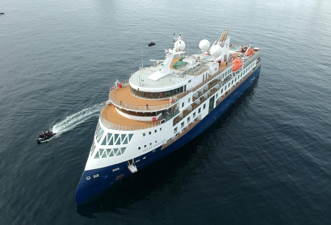 Nave da crociera incagliata in Groenlandia, falliti i tentativi di liberarla