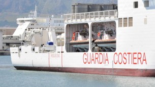 Nave incagliata vicino all'Elba, blackout e acqua nello scafo: equipaggio in salvo