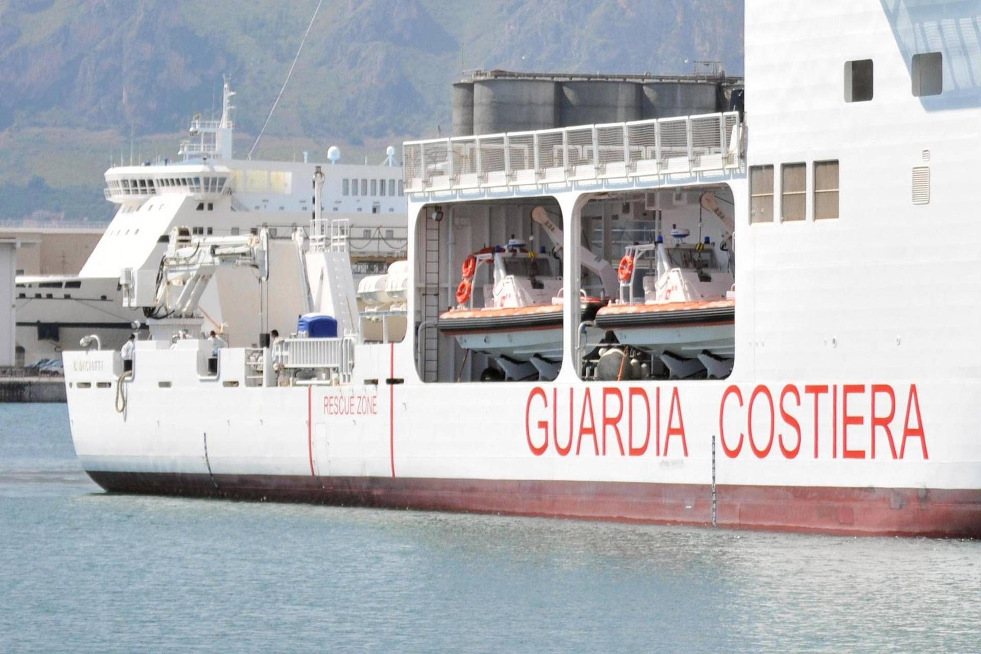 Nave incagliata vicino all'Elba, blackout e acqua nello scafo: equipaggio in salvo