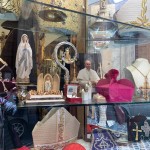 Negozio arredi sacri Ghezzi: ''Da vescovo Francesco comprò qui la prima croce in metallo''