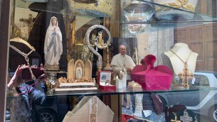 Negozio arredi sacri Ghezzi: ''Da vescovo Francesco comprò qui la prima croce in metallo''