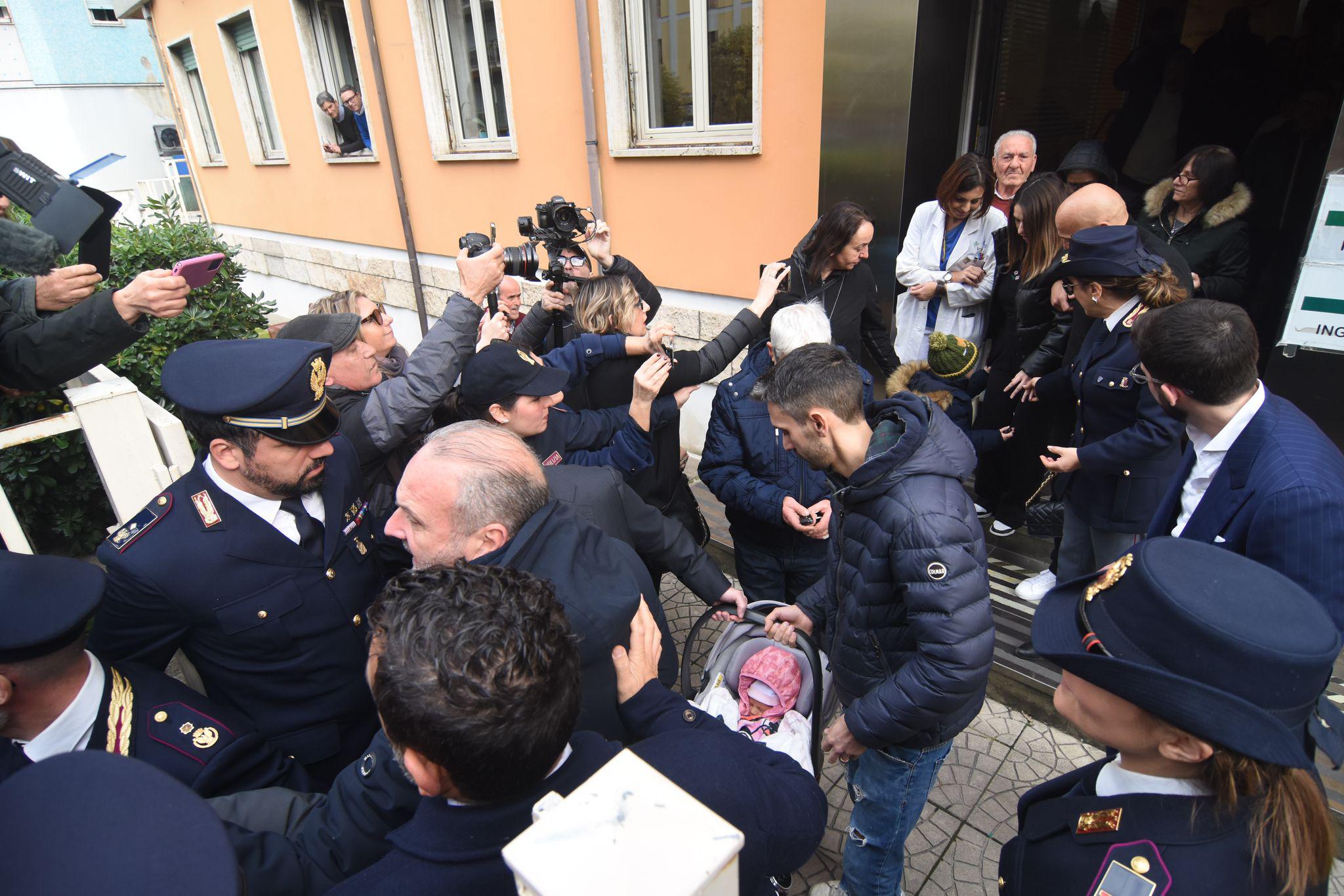 Neonata ritrovata a Cosenza, la piccola Sofia e la mamma lasciano la clinica