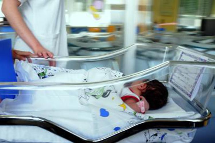 Neonato morto al Pertini, l'ostetrica: "No a letto condiviso mamma-bebè"