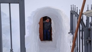 Neve in Abruzzo, scava un tunnel per uscire di casa