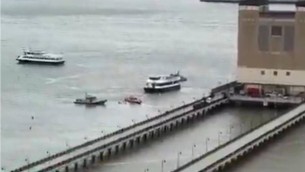 New York, elicottero precipita nel fiume Hudson - Video