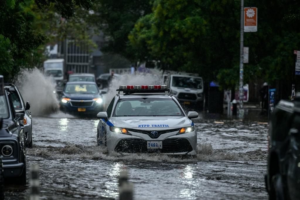 New York, emergenza pioggia: "Pericolo di morte"