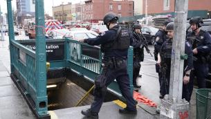 New York, spari in metro: continua la caccia all'uomo