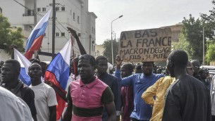 Niger, colpo di Stato: migliaia davanti ambasciata Francia con bandiere russe