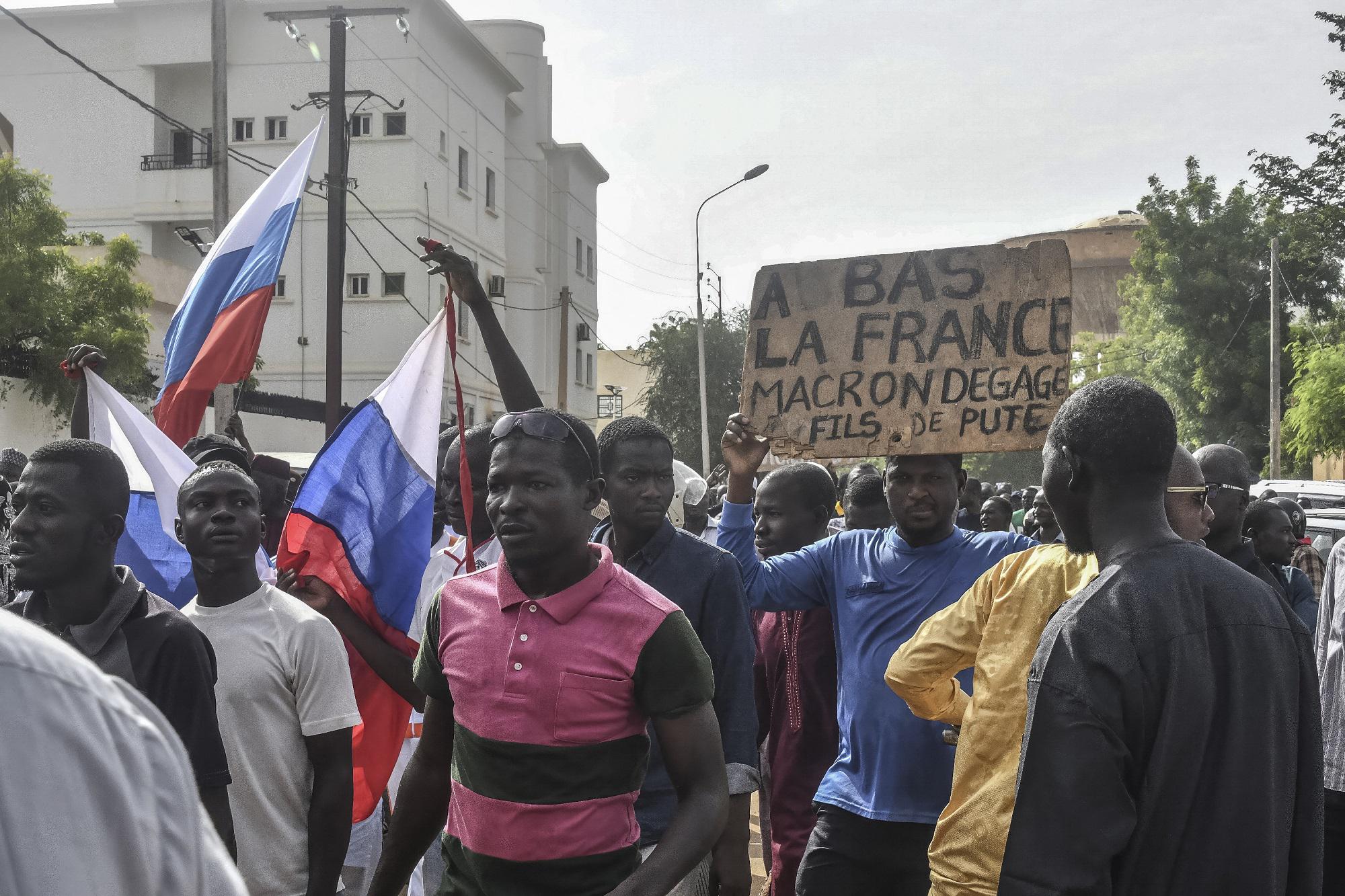 Niger, colpo di Stato: migliaia davanti ambasciata Francia con bandiere russe