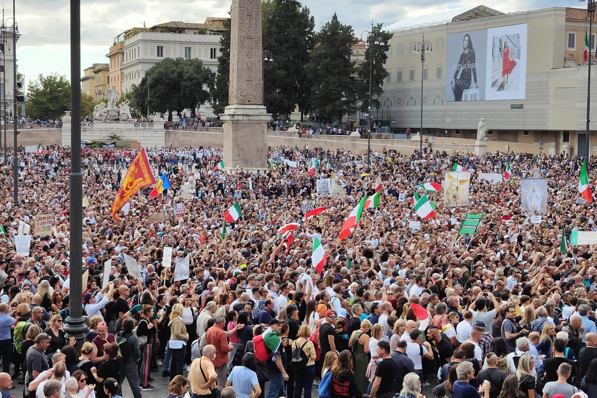 No Green Pass, 10mila in Piazza del Popolo: scontri con la polizia
