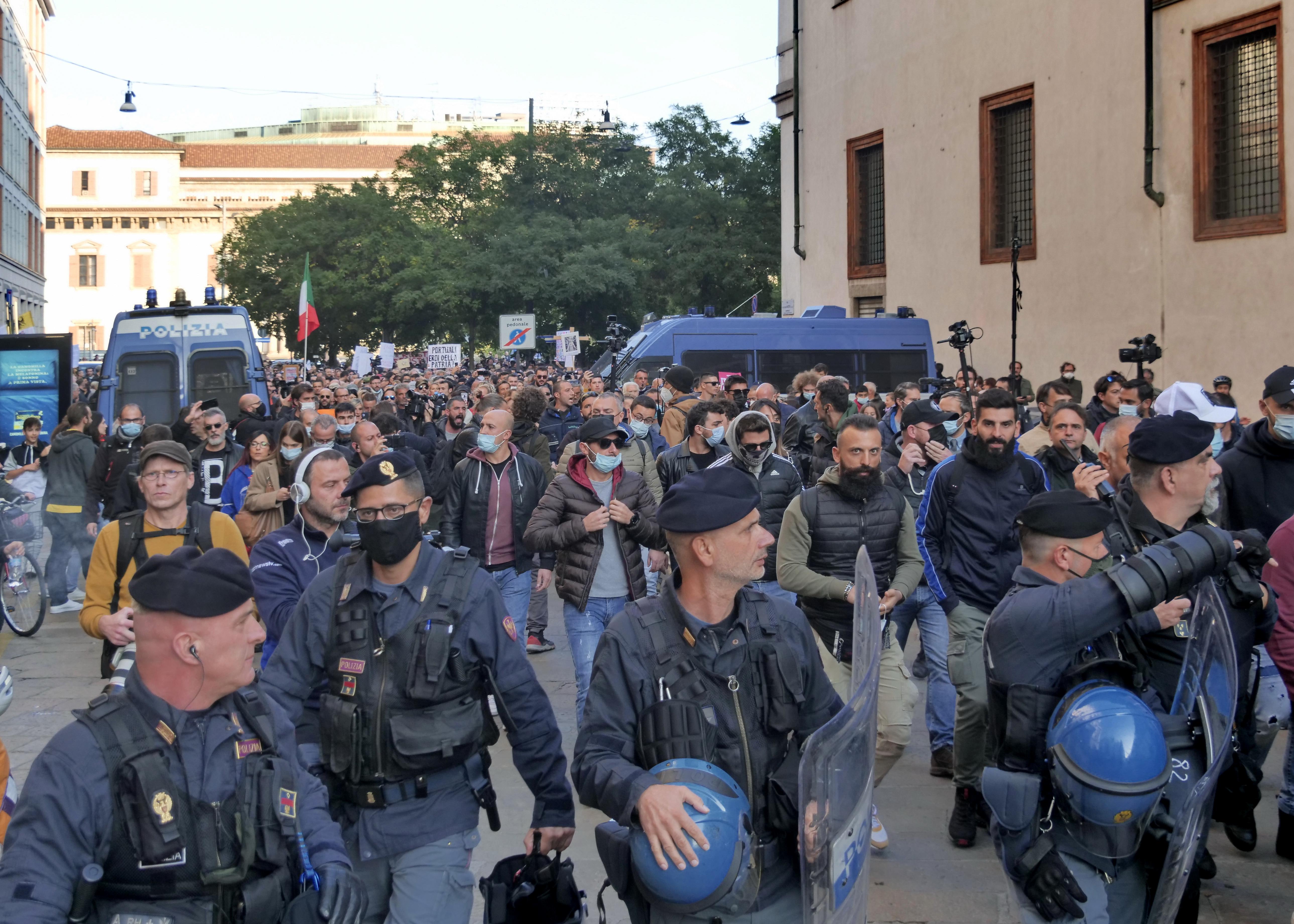 No Green pass, 2 arresti e 8 denunce per corteo Milano