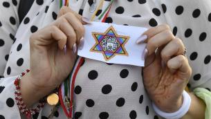 No Green pass choc a Novara, sfilata come prigionieri di Auschwitz
