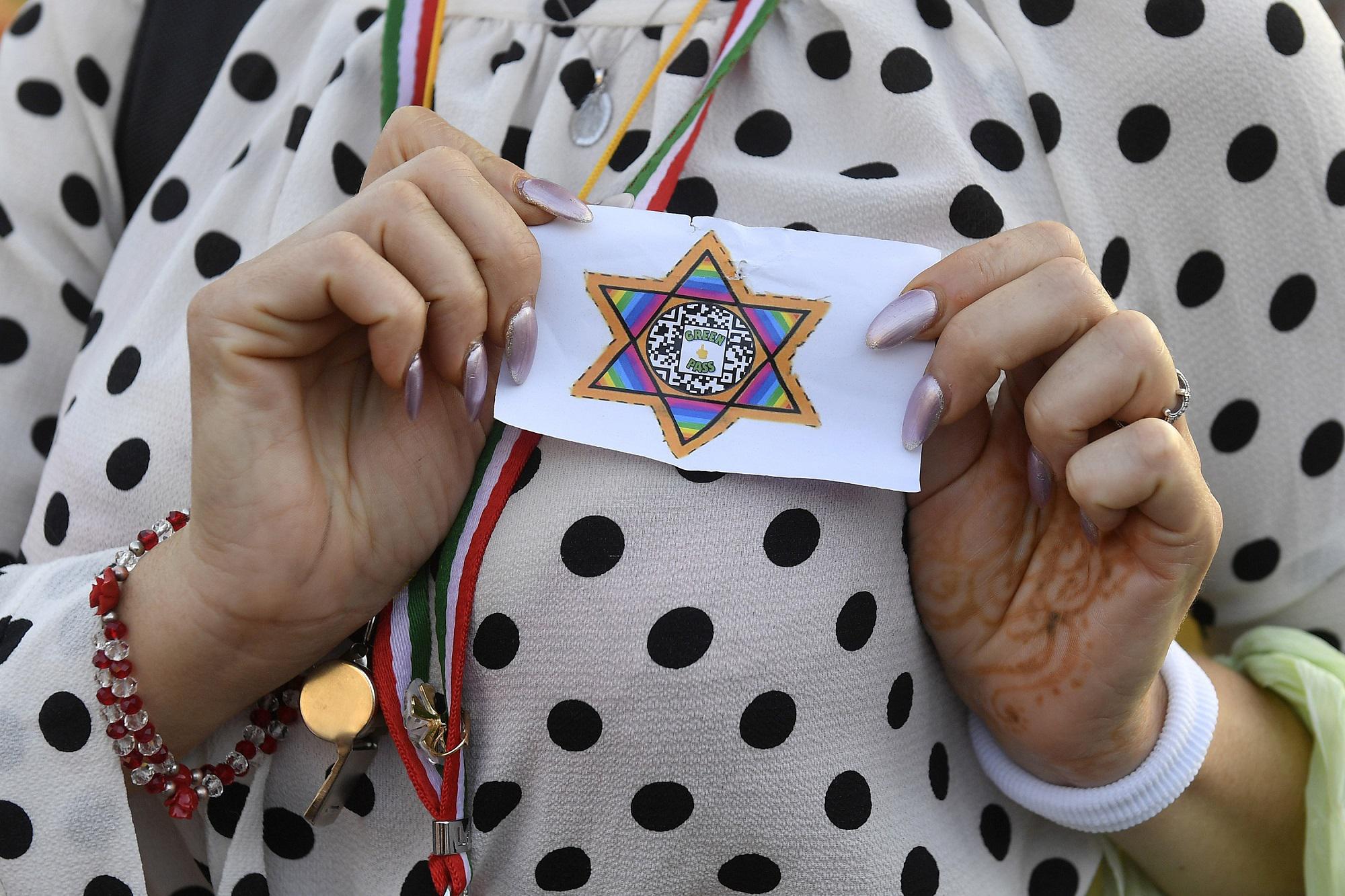 No Green pass choc a Novara, sfilata come prigionieri di Auschwitz
