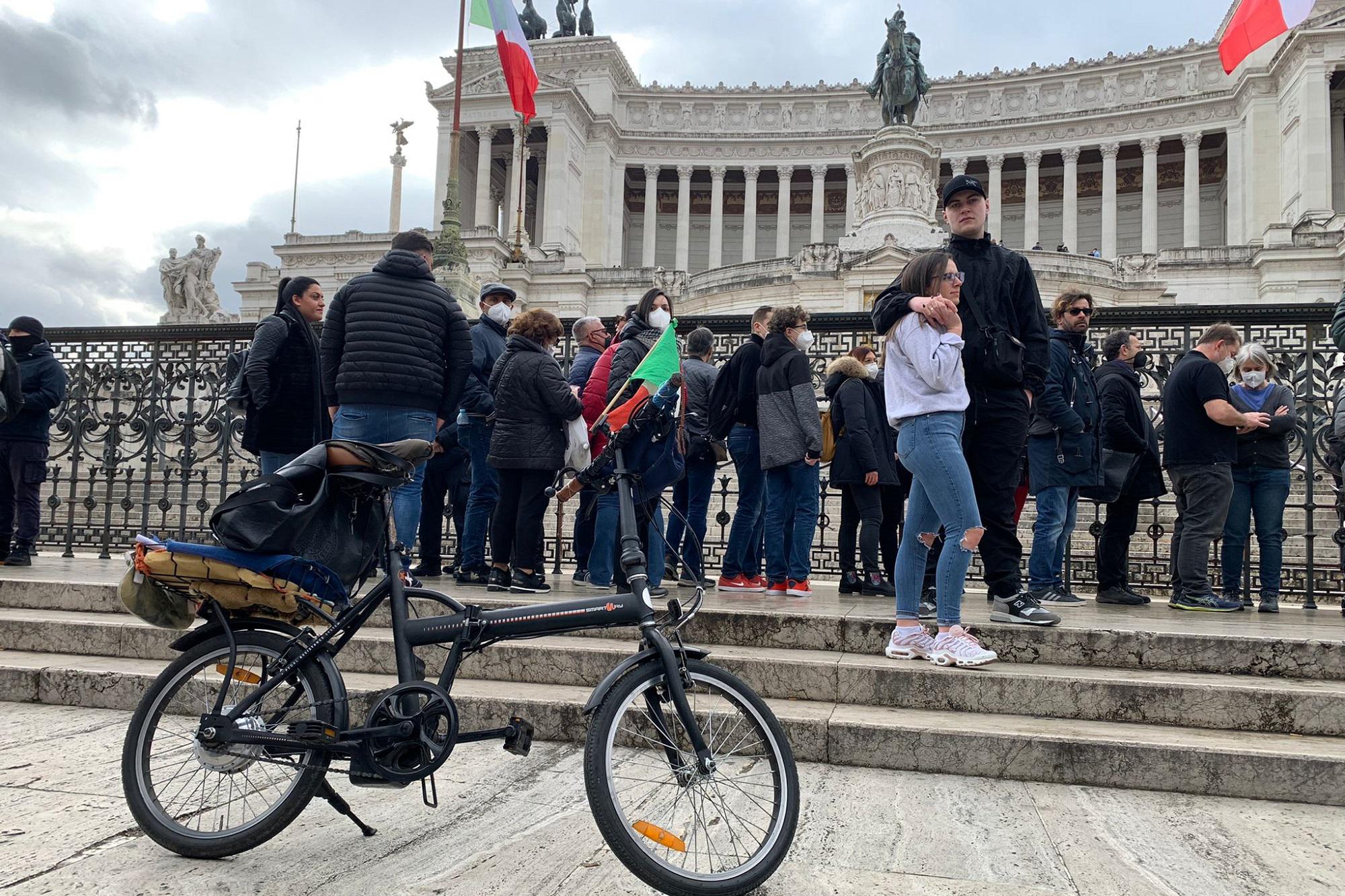 No green pass e no vax, nuova protesta a Roma
