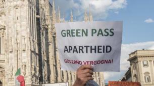 No Green pass Milano, giornalisti aggrediti: perquisizioni