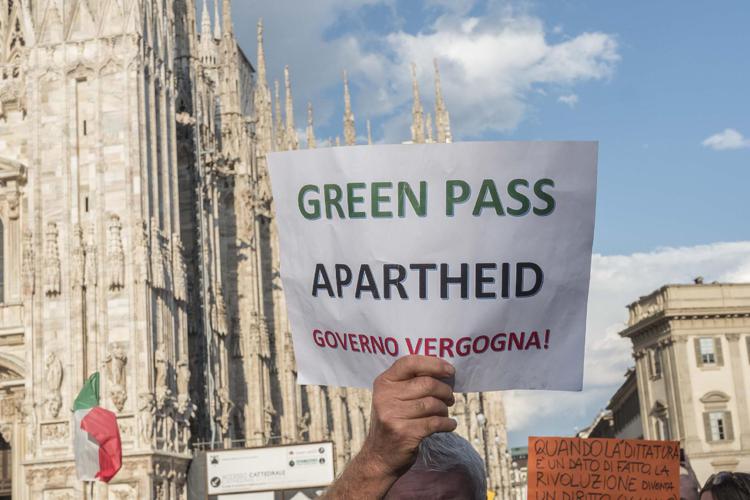 No Green pass Milano, giornalisti aggrediti: perquisizioni