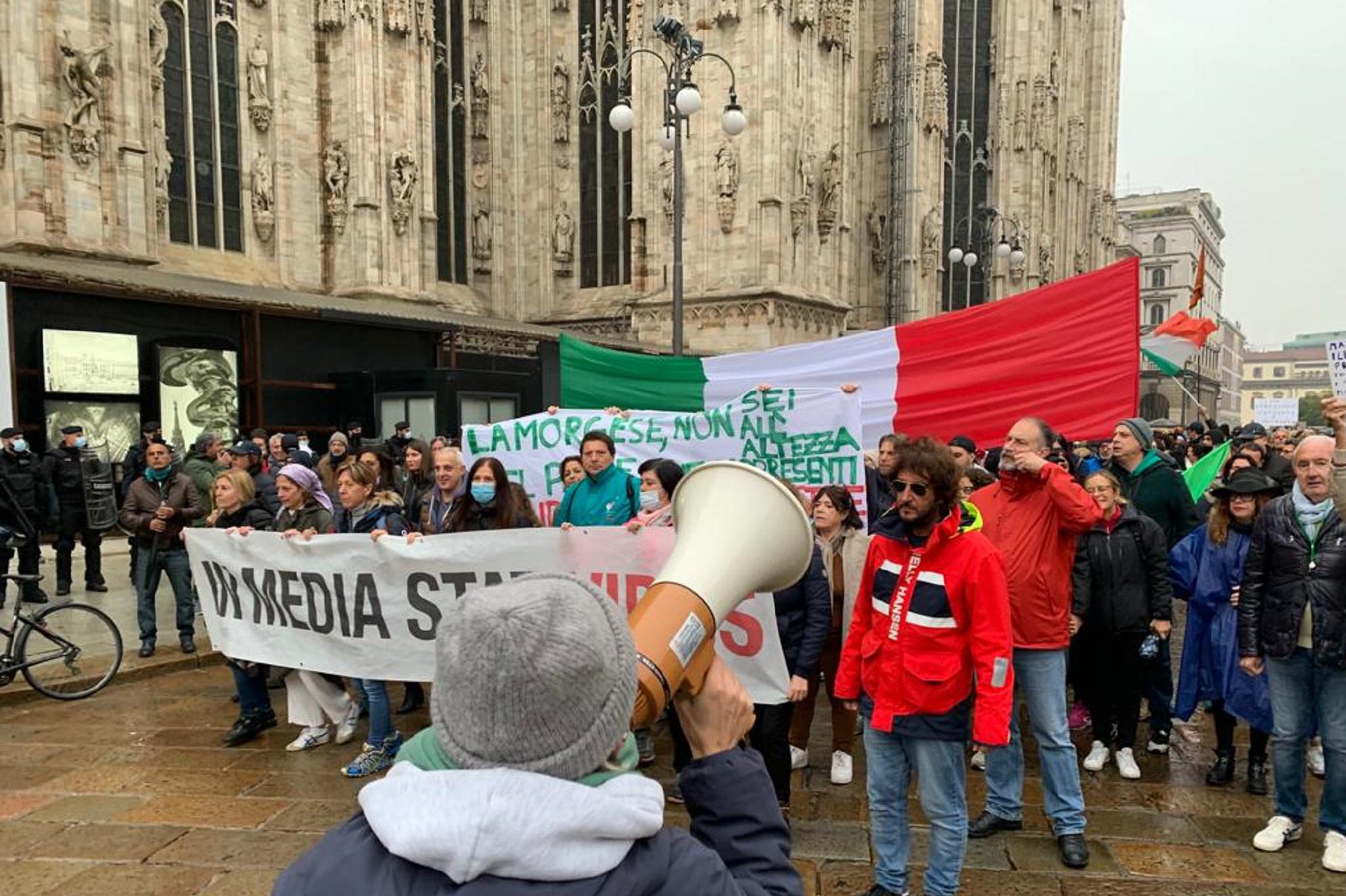 No Green pass Milano, insulti e cori contro Sala dal corteo