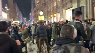 No green pass Milano, traffico in tilt in via Torino - Video