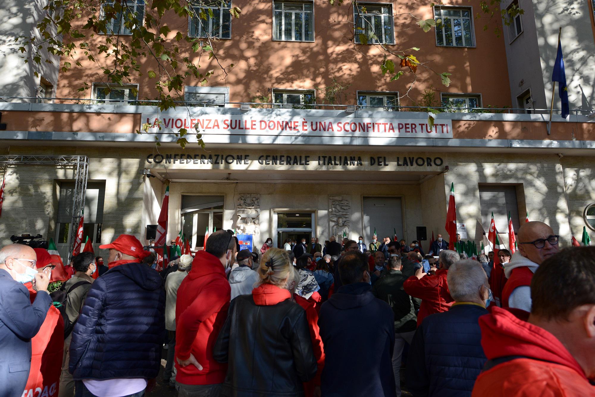 No green pass Roma, assalto alla Cgil: il sindacato apre le sedi