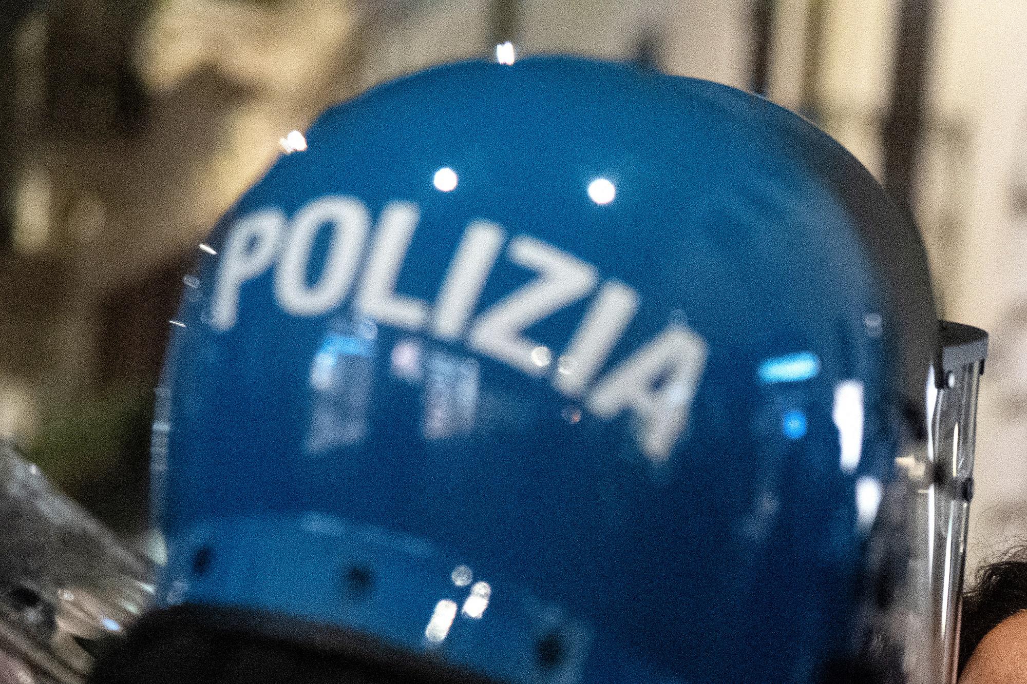 No Green pass Roma, denunciato agente ripreso mentre colpisce manifestante