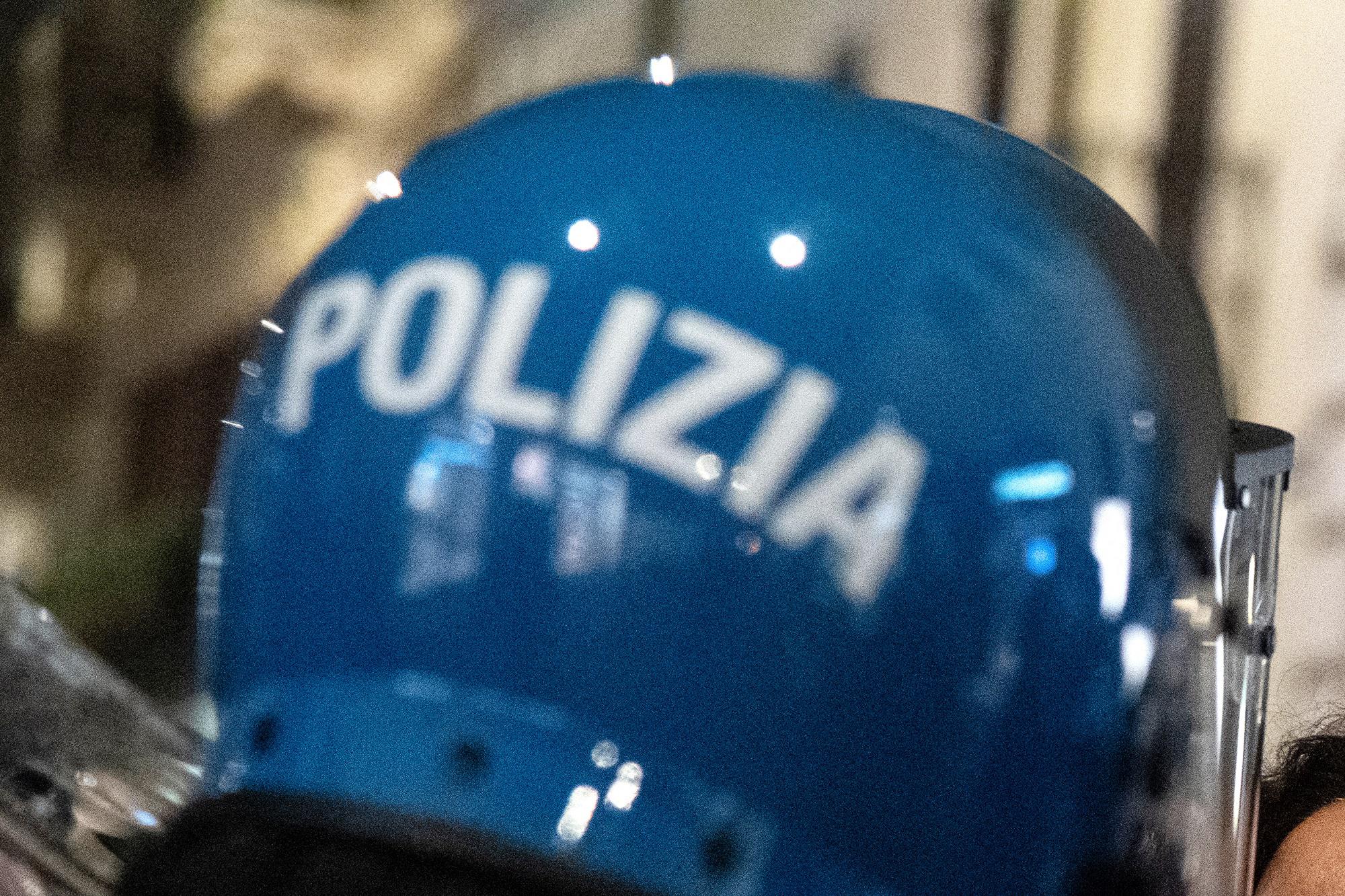 No Green pass Roma, denunciato agente ripreso mentre colpisce manifestante