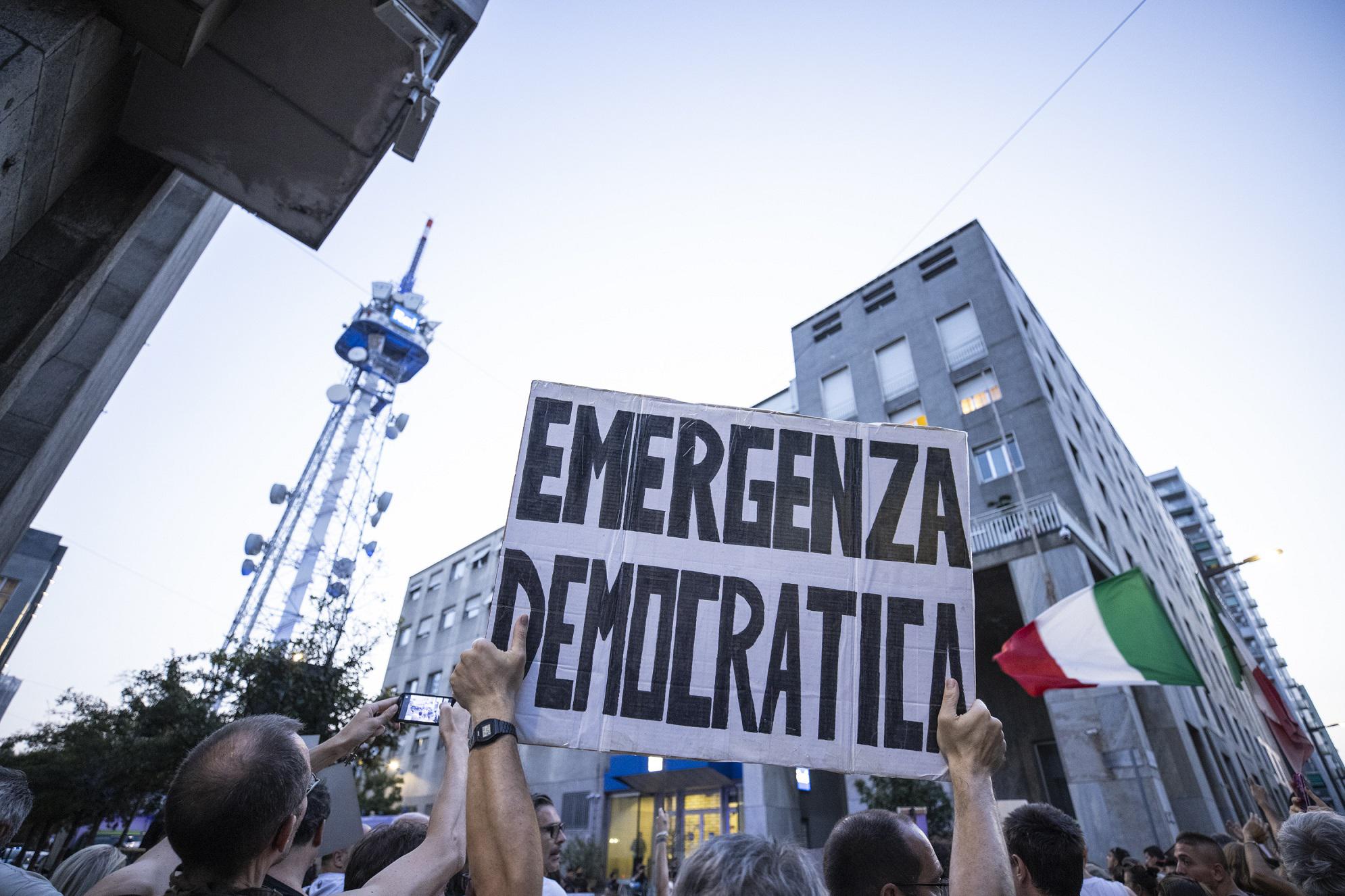 No Green pass, su Telegram è caccia a medici e politici