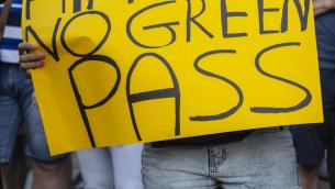 No Green pass vogliono bloccare i treni: "Non partirà nessuno"