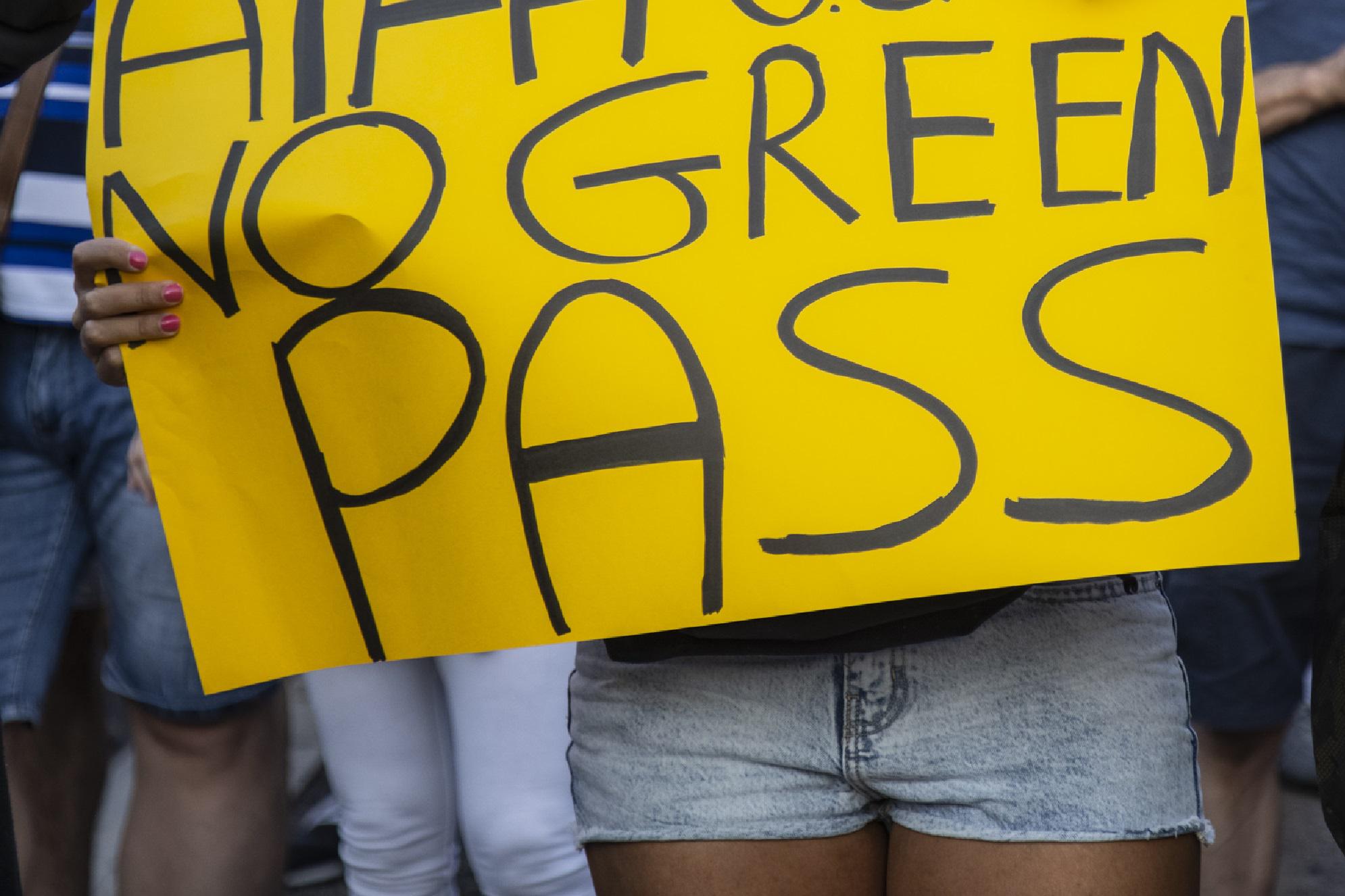 No Green pass vogliono bloccare i treni: "Non partirà nessuno"