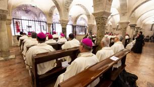 No vax, anatema dei vescovi: "Lontani da Vangelo e Costituzione"
