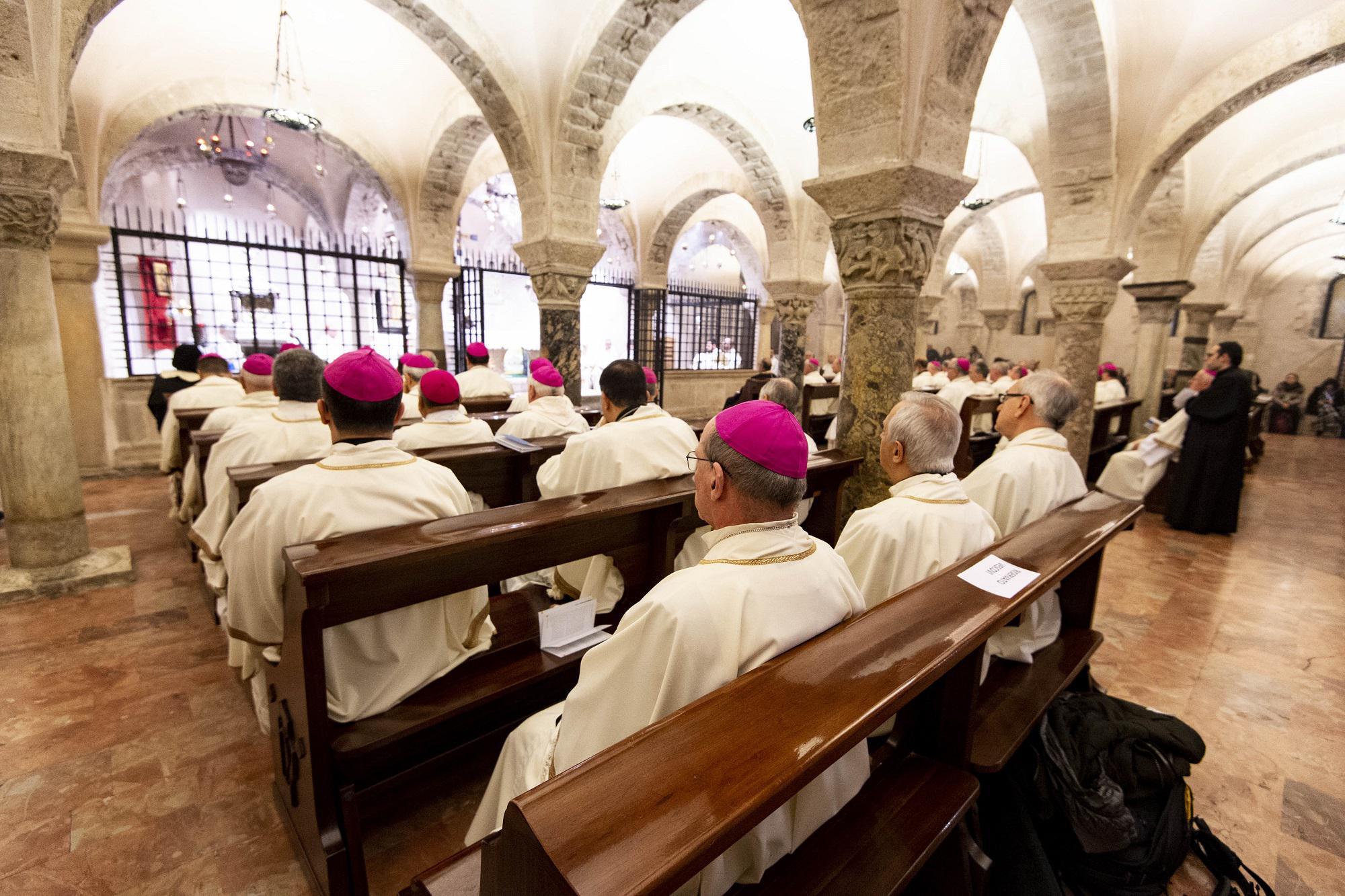 No vax, anatema dei vescovi: "Lontani da Vangelo e Costituzione"