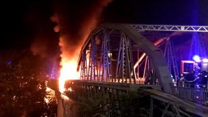 Notte di fuoco a Roma, in fiamme il 'Ponte di ferro'