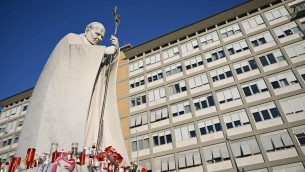 Notte tranquilla per Papa Francesco, Vaticano: "Si è svegliato alle 8"