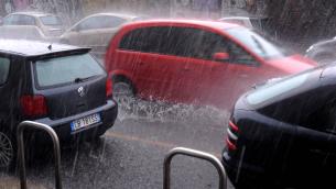 Nubifragio su Milano, grandine e piogge torrenziali
