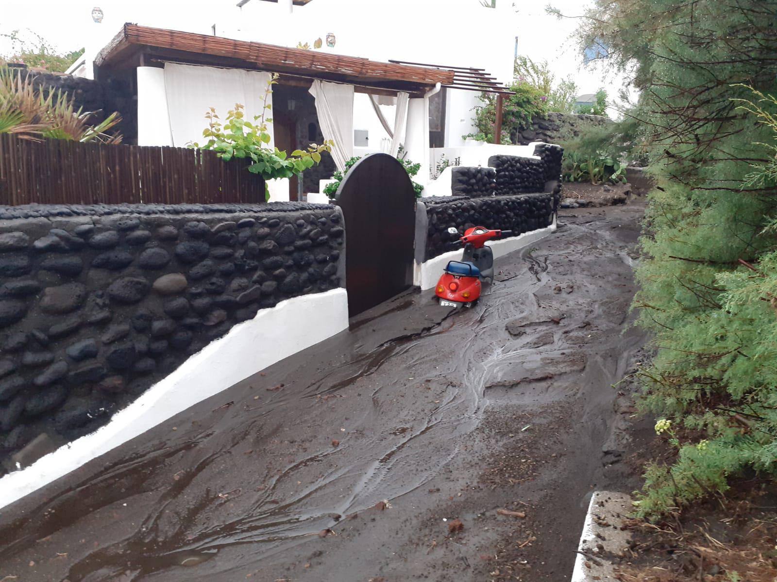 Nubifragio su Stromboli, acqua e fango invadono strade e case
