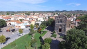 Nuoro, attentato al Comune di Ottana: bomba all'ingresso del municipio esplosa nella notte