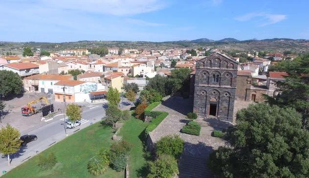 Nuoro, attentato al Comune di Ottana: bomba all'ingresso del municipio esplosa nella notte
