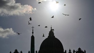Nuovo Papa, la fumata bianca e i 100 passi: cosa succede dopo l'elezione