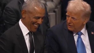 Obama, la battuta di Trump e le risate al funerale di Carter - Video