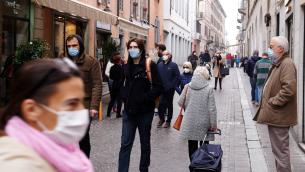 Obbligo mascherina all'aperto, Boccia: "Inevitabile prima di Natale"