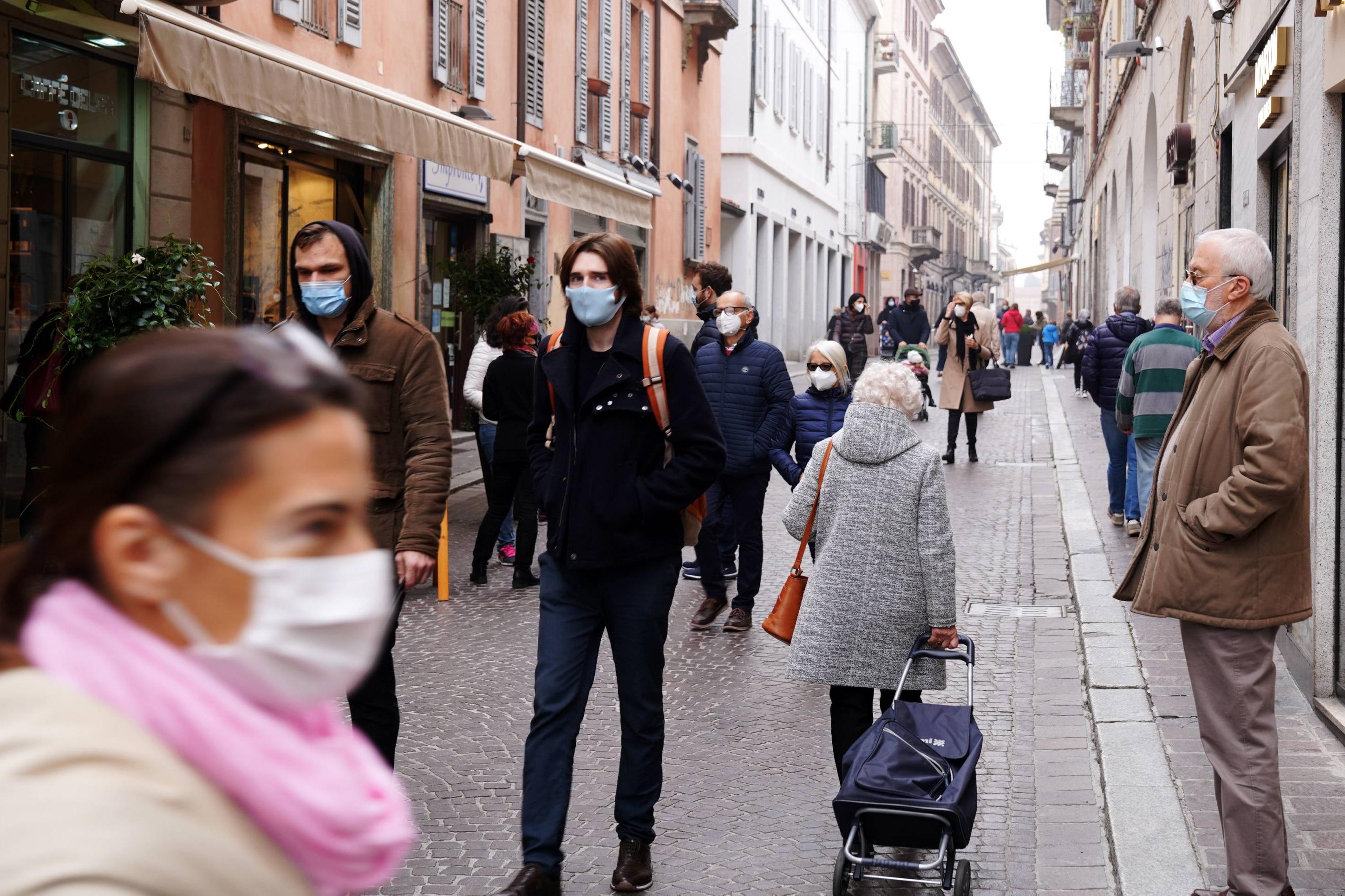 Obbligo mascherina all'aperto, Boccia: "Inevitabile prima di Natale"