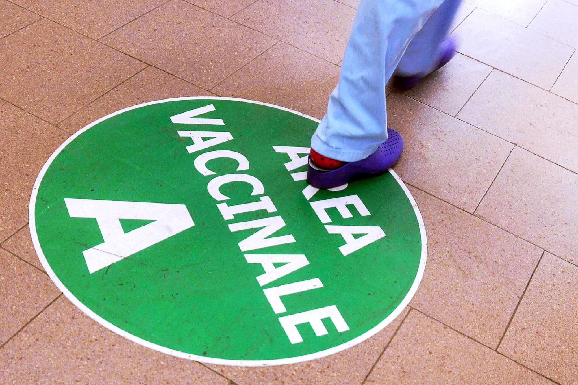 Obbligo vaccinale, Garattini: "Unica strada per contenere contagi"