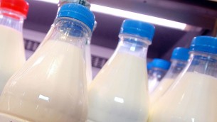 Occhio a vestiti e acqua in bottiglia, i consigli per non assorbire la plastica
