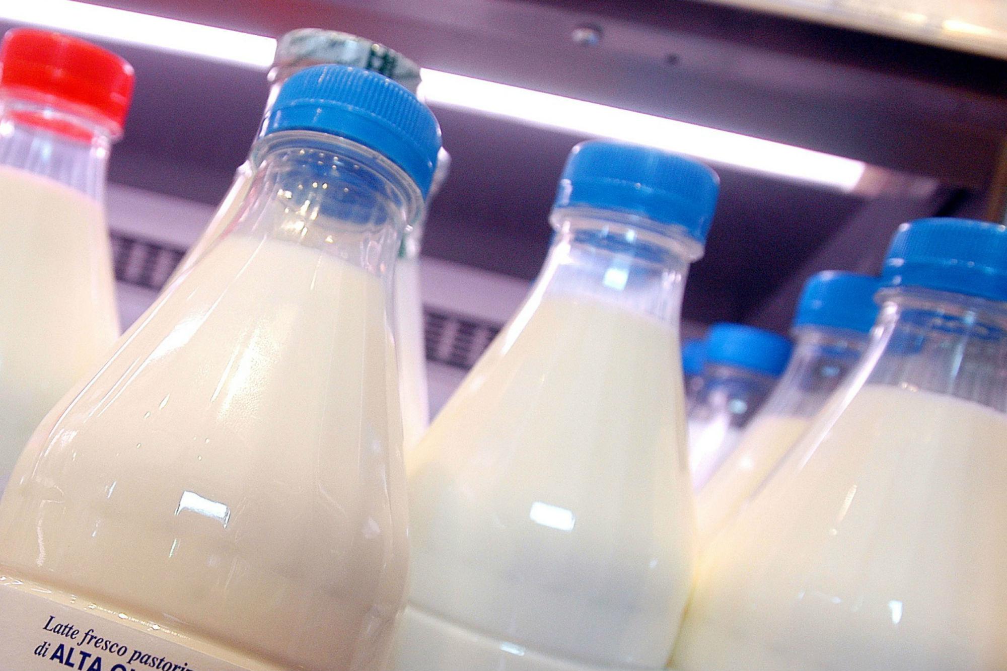 Occhio a vestiti e acqua in bottiglia, i consigli per non assorbire la plastica