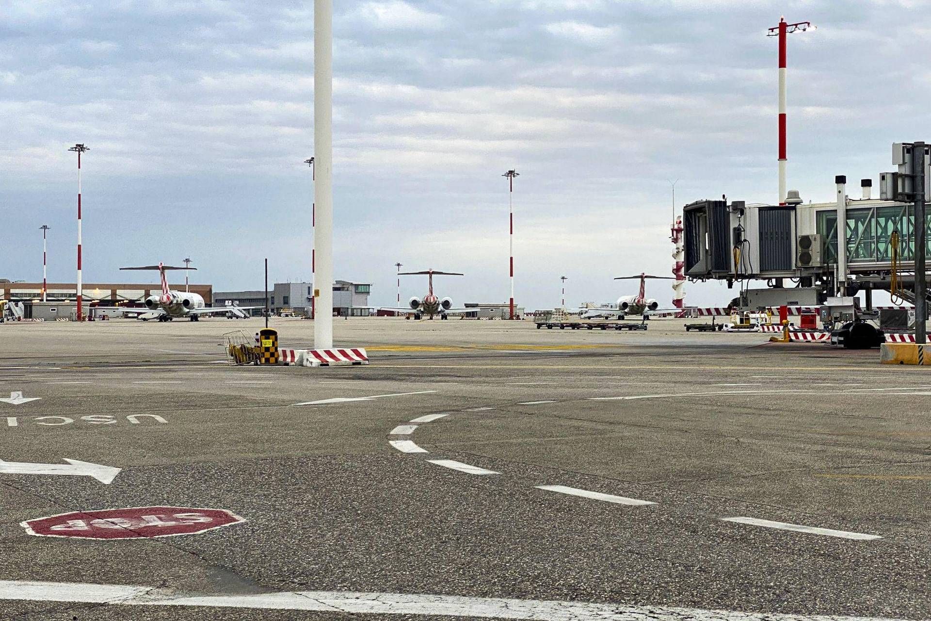 Odore di bruciato a bordo di un aereo, atterraggio di emergenza a Venezia