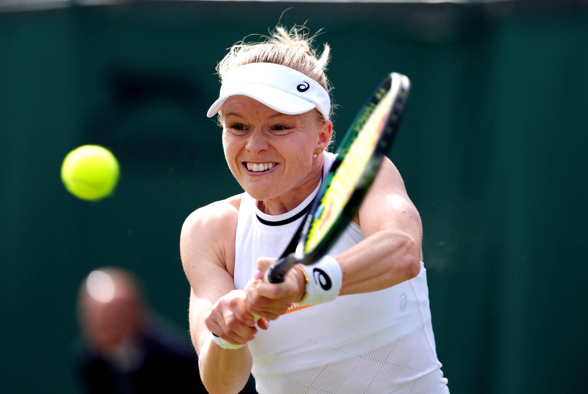 Odore troppo forte dell'avversaria, tennista chiede di spruzzare deodorante - Video