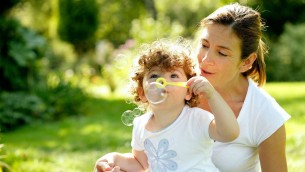 Oggi è la festa della mamma, come è nata e perché si celebra a maggio
