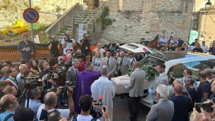 Omicidio Pescara, oggi i funerali di Thomas: folla silenziosa accoglie bara bianca